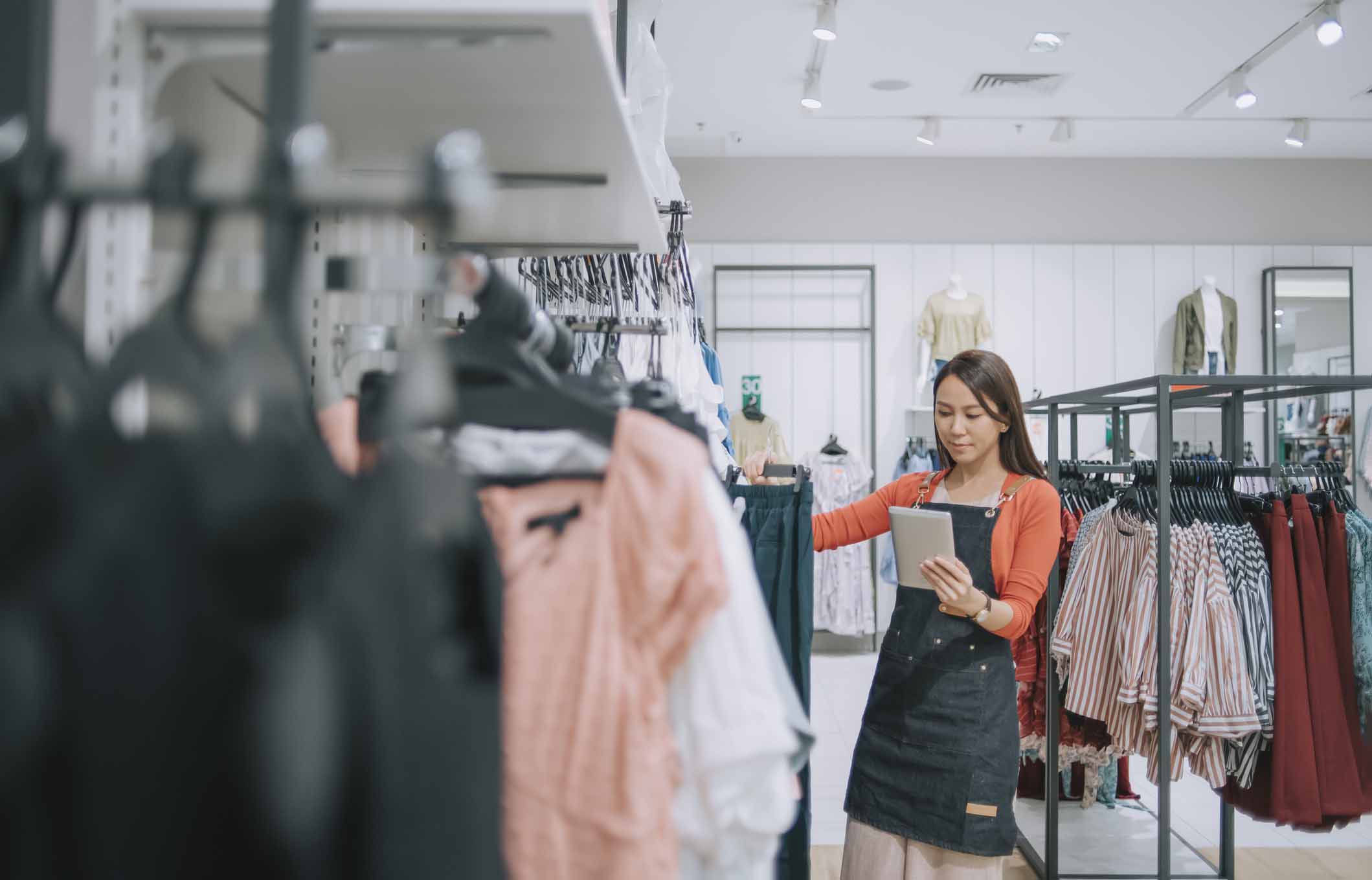Retailers Need to Balance Digital CX and In-Store Experiences in 2022